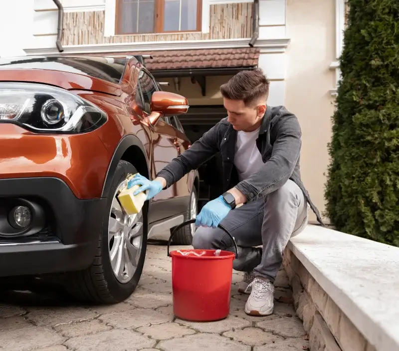 Lavage auto à domicile La Motte-en-Bauges : professionnel intervenant sur un véhicule